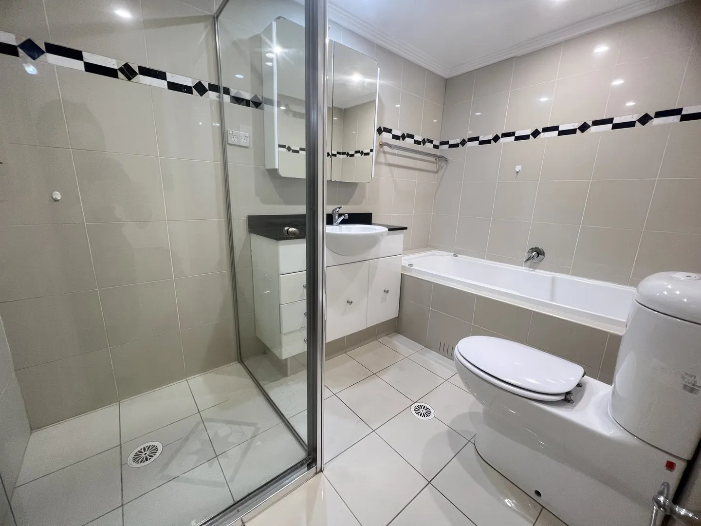 High level North and East Aspect apartment with parking and store room. – pohled 4