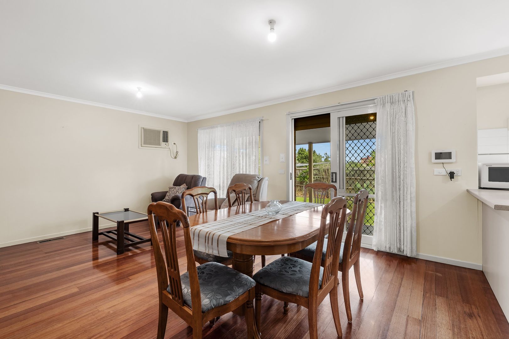 15 Hobson Crescent, Mill Park VIC 3082, Image 2
