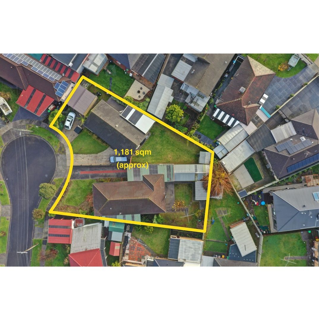 7 bedrooms House in 7 & 9 Begonia Court LALOR VIC, 3075