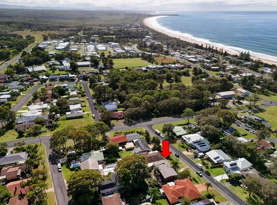 7 ESCAPADE AVENUE, Diamond Beach NSW 2430, Image 2