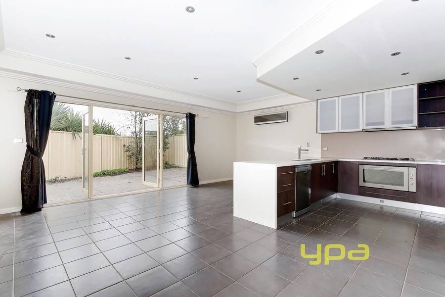 25A Parklands Grove, WERRIBEE VIC 3030, Image 2