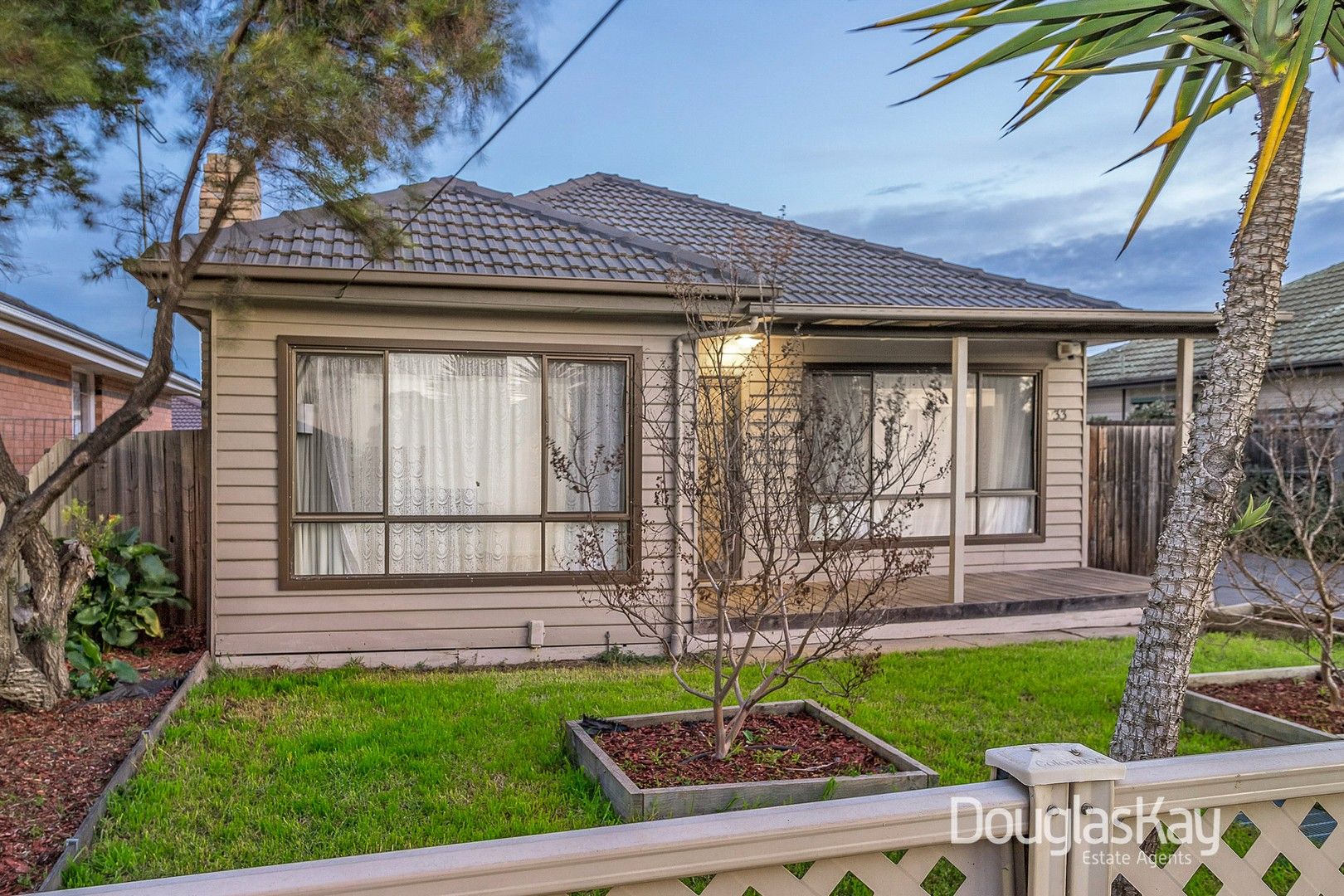 1/33 Furlong Road, Sunshine North Property History & Address Research