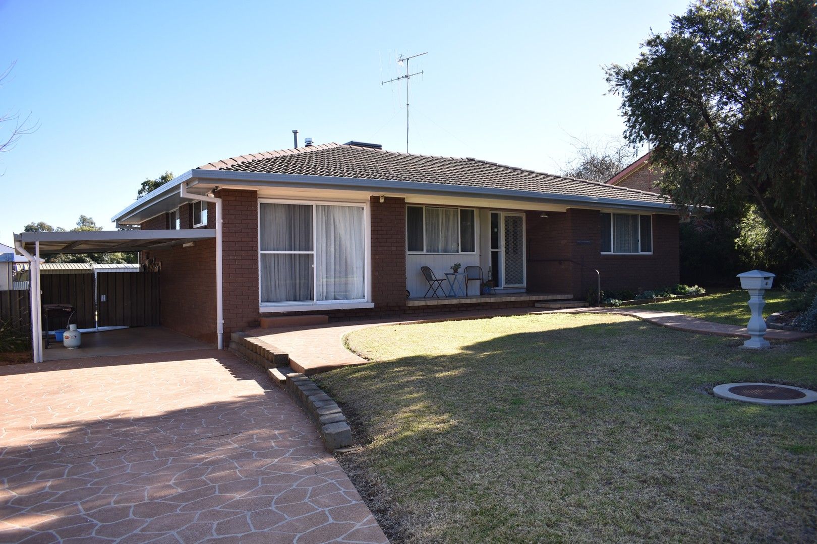 3 bedrooms House in 4 Basil Avenue PARKES NSW, 2870