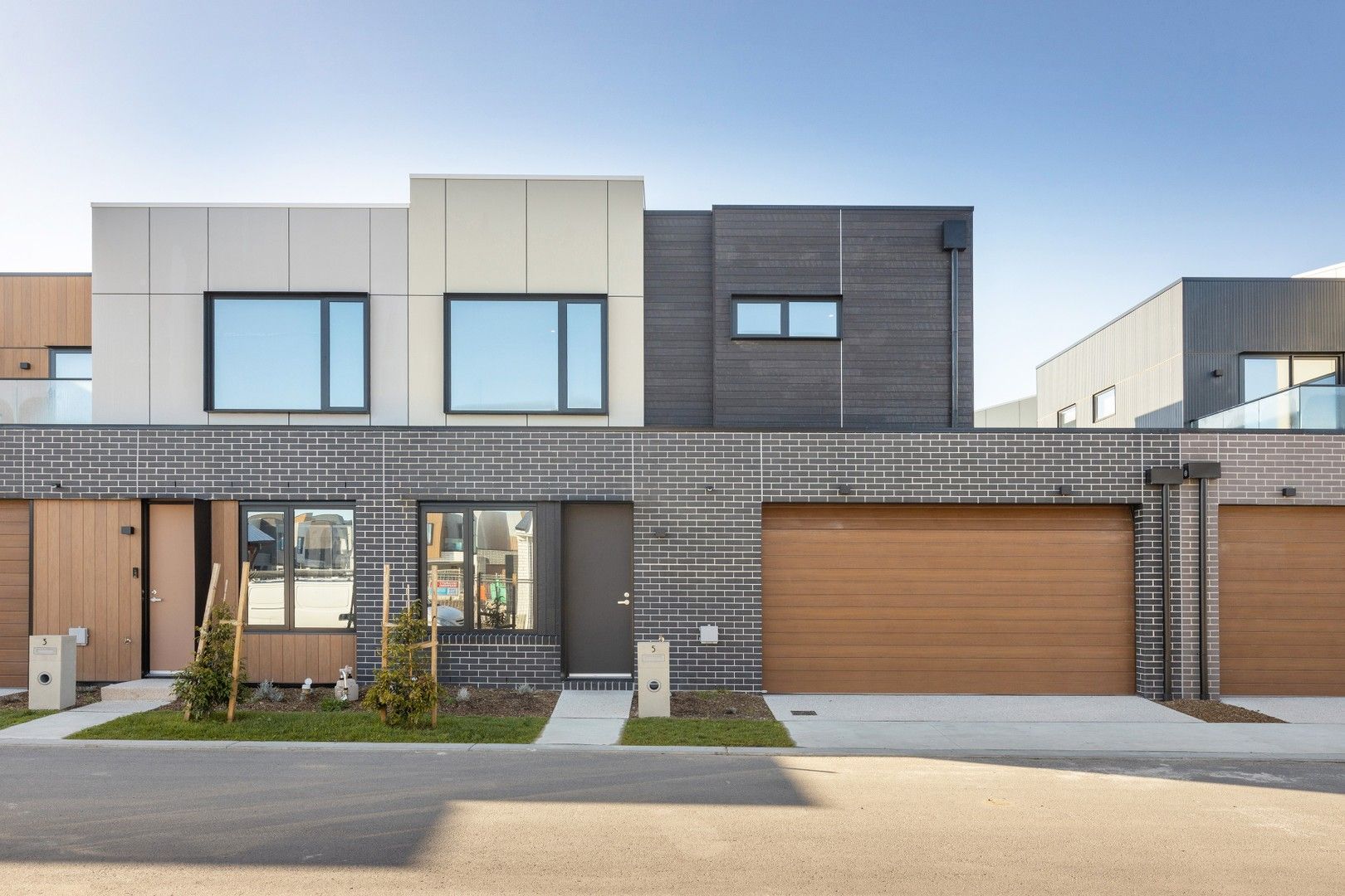 3 bedrooms Townhouse in 5 Rosavae Crescent KEYSBOROUGH VIC, 3173