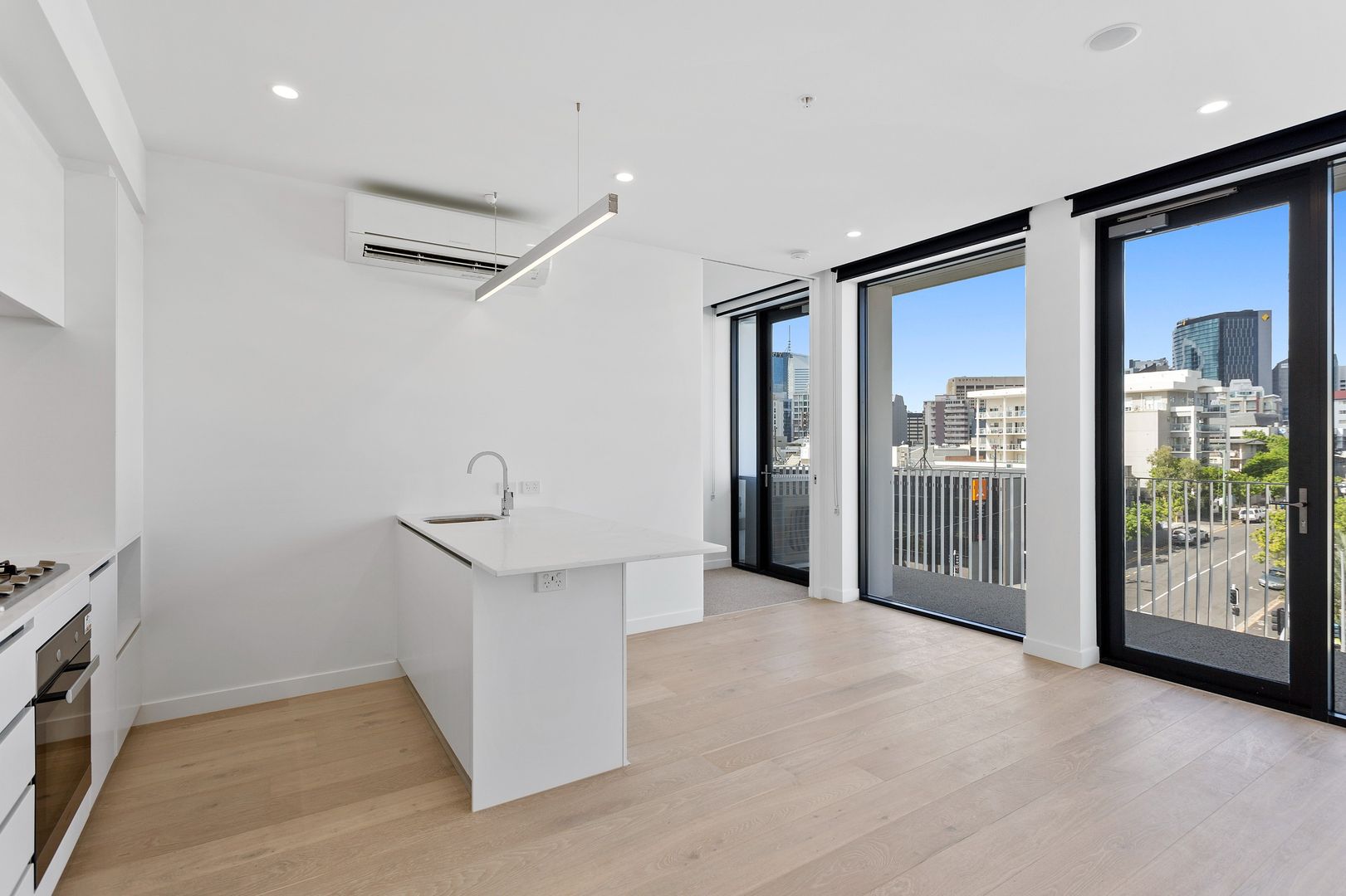 813/477 Boundary Street, Spring Hill Property