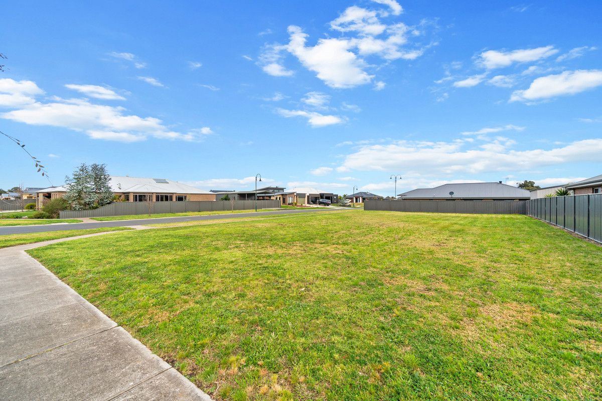 8 Hillcrest Drive, Maffra VIC 3860, Image 2