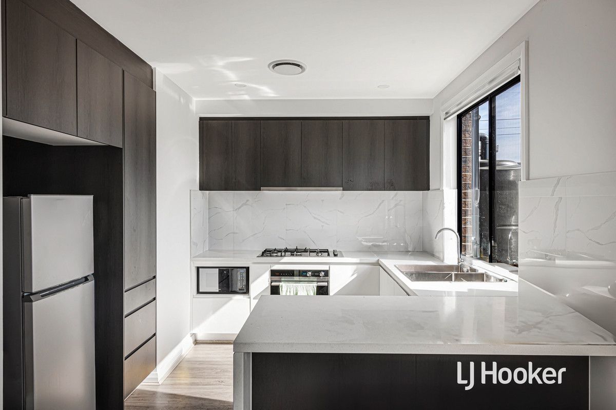 4 bedrooms Townhouse in 3 Monk Glade RIVERSTONE NSW, 2765