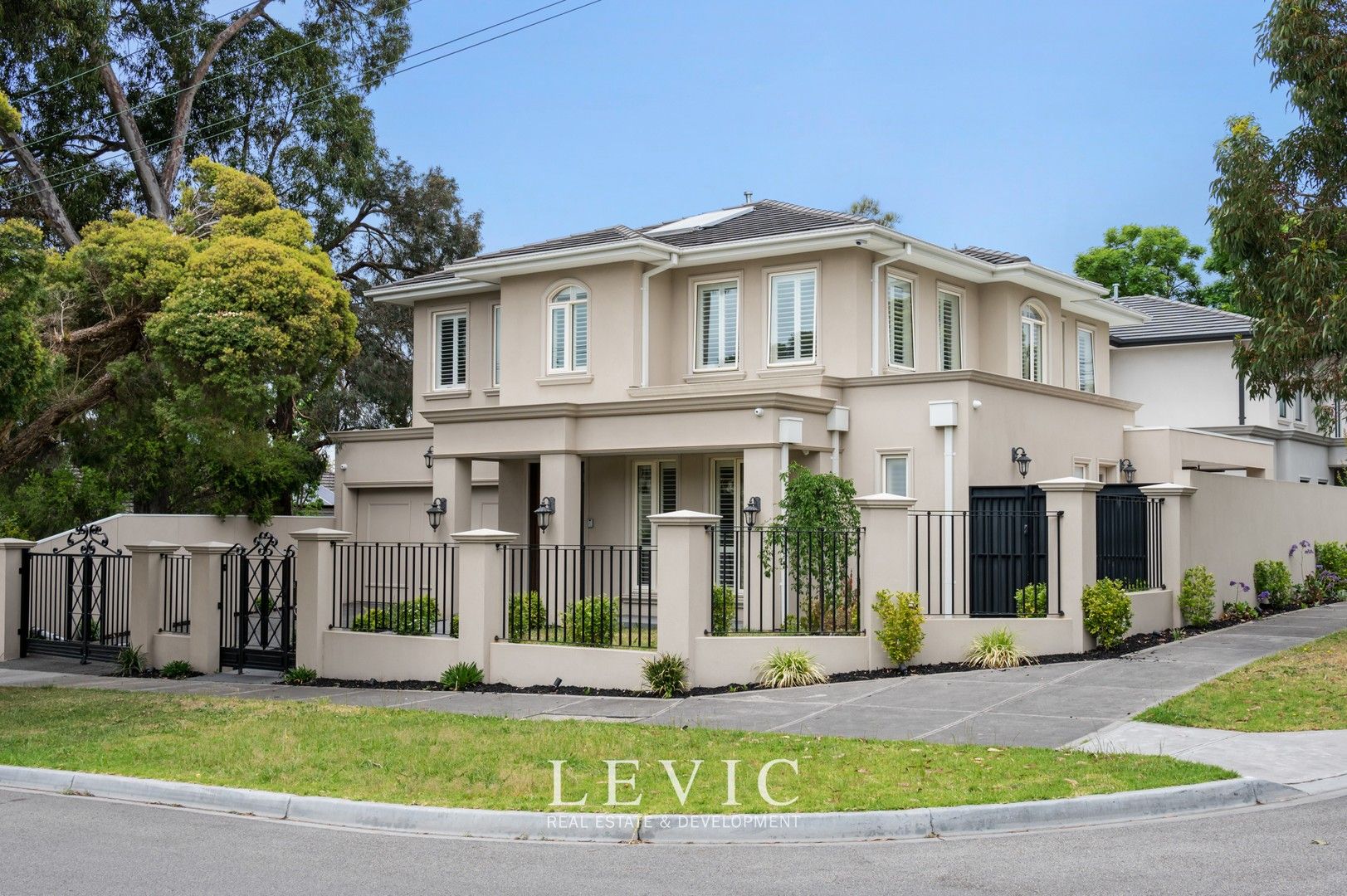 4 bedrooms Townhouse in 8 Sweyn Street BALWYN NORTH VIC, 3104