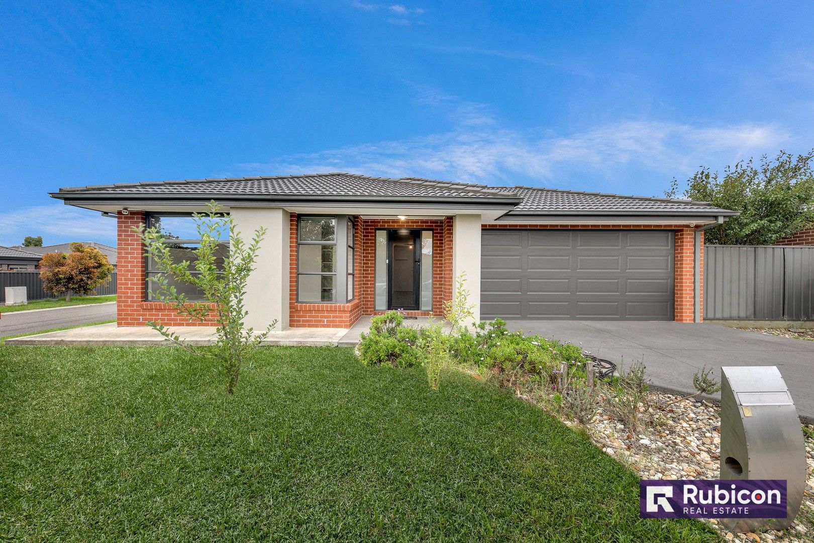 4 bedrooms House in 20 Miniata Way MANOR LAKES VIC, 3024