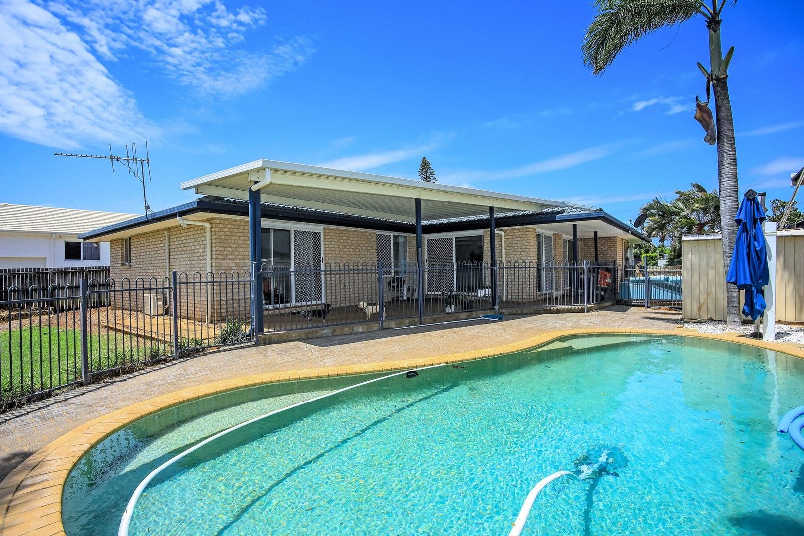 4 bedrooms House in 131 Barolin Esplanade CORAL COVE QLD, 4670