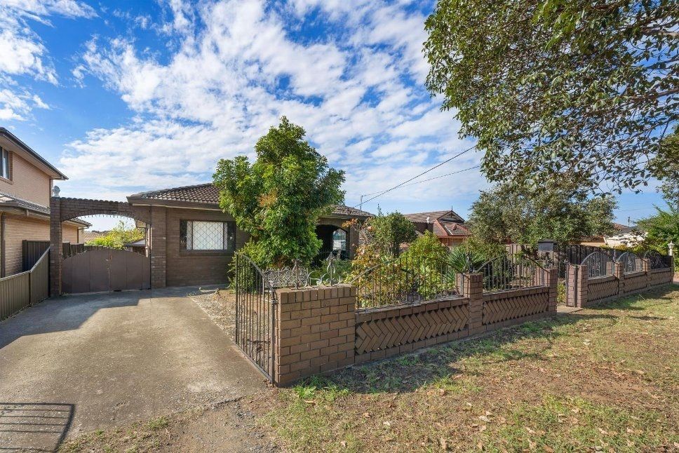 4 bedrooms House in 92 Eton Street SMITHFIELD NSW, 2164