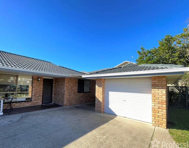 2/3 Fairway Crescent, Forster NSW 2428