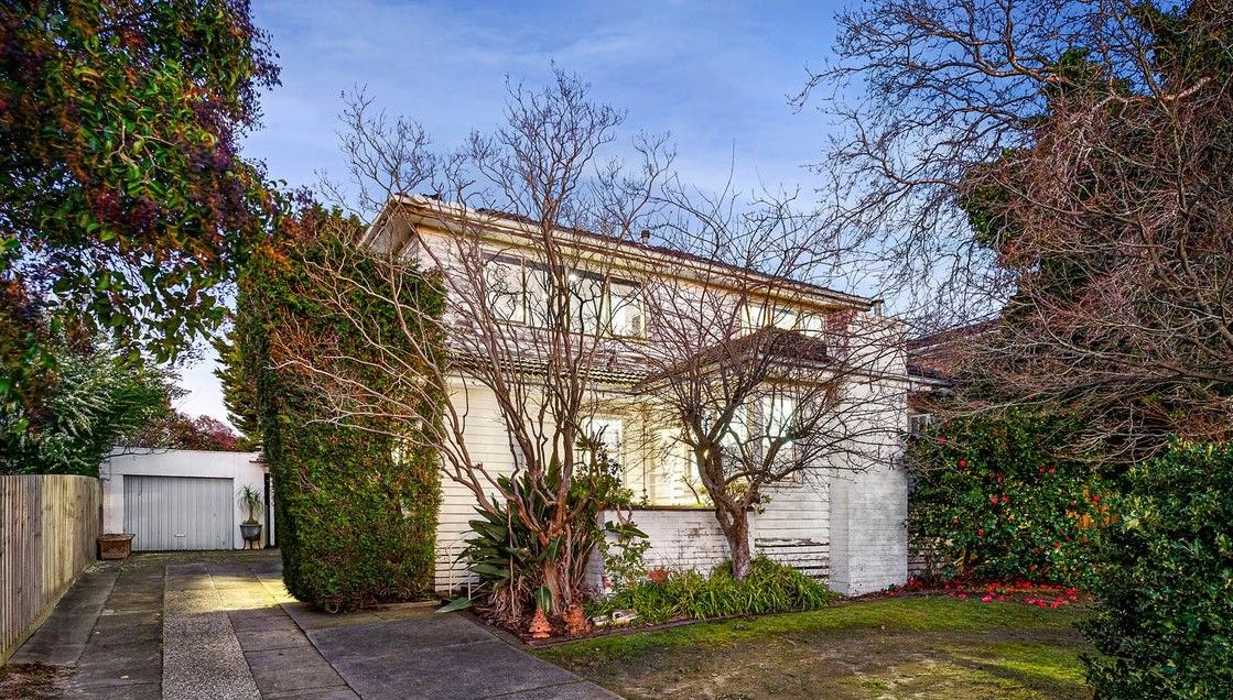 5 bedrooms House in 6 Sunnyside Road MOUNT WAVERLEY VIC, 3149