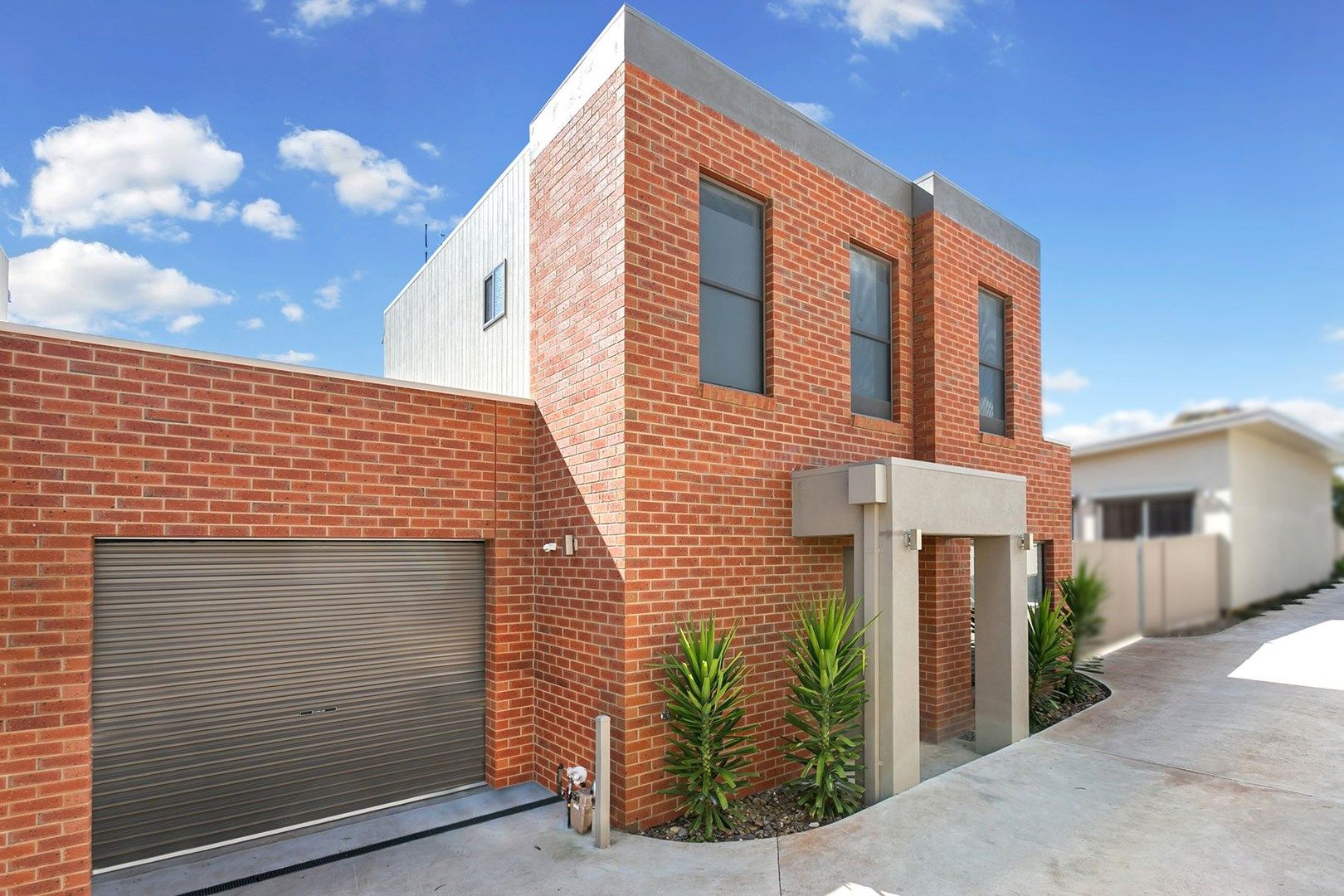 2/3 Leigh Avenue, Kennington VIC 3550, Image 0