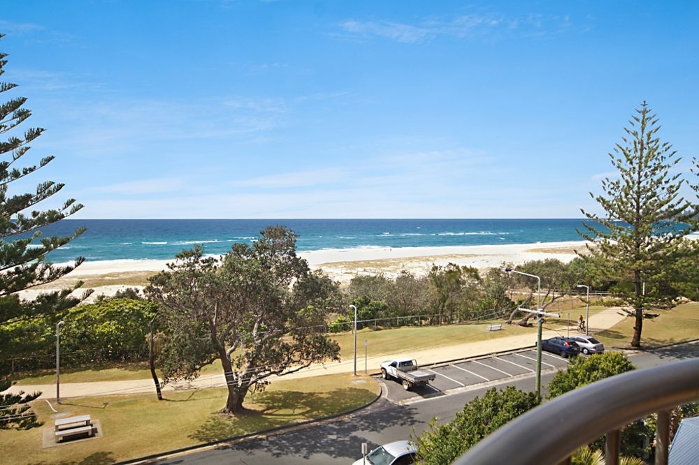 2 bedrooms Apartment / Unit / Flat in 14/134 Pacific Parade 
