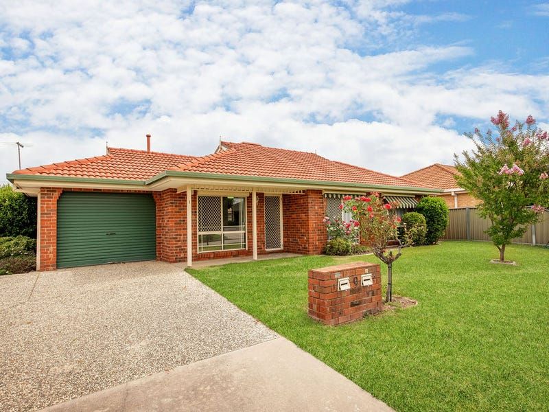 2 bedrooms Townhouse in 2/9 Rachel Court LAVINGTON NSW, 2641