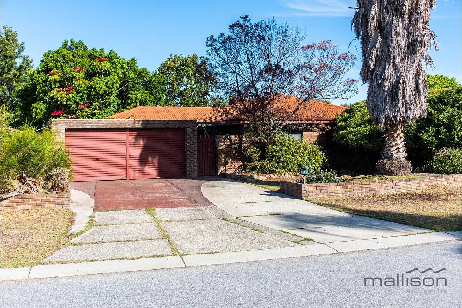 4 bedrooms House in 8 Dorset Place THORNLIE WA, 6108