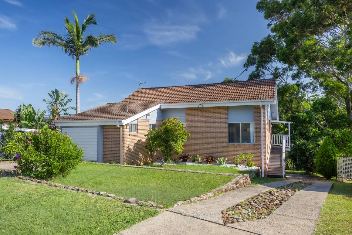 Picture of 33 Bushland Avenue, MOLLYMOOK BEACH NSW 2539