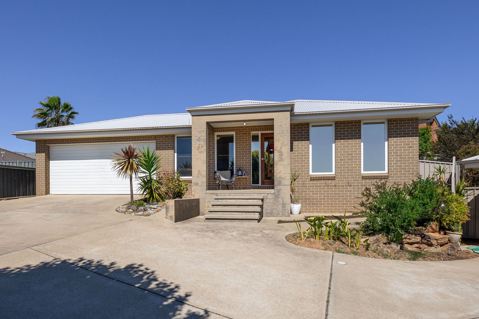 3 bedrooms House in 4/2-3 Larra Place BOURKELANDS NSW, 2650