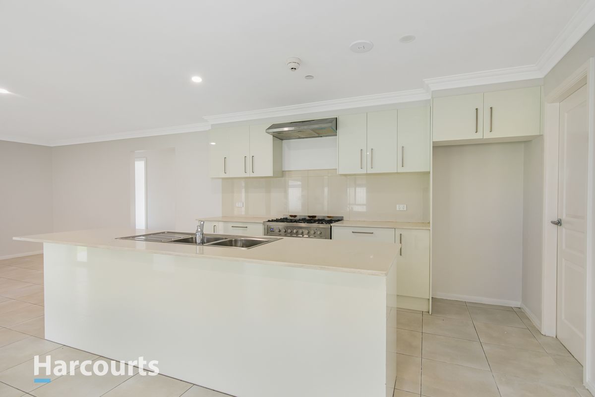 5 Logonia Crescent, Mount Annan NSW 2567, Image 2