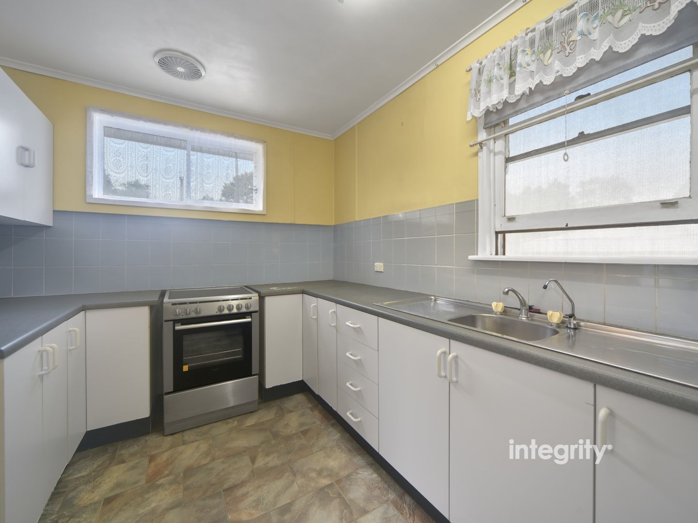 16 Stuart Street, Nowra NSW 2541, Image 2