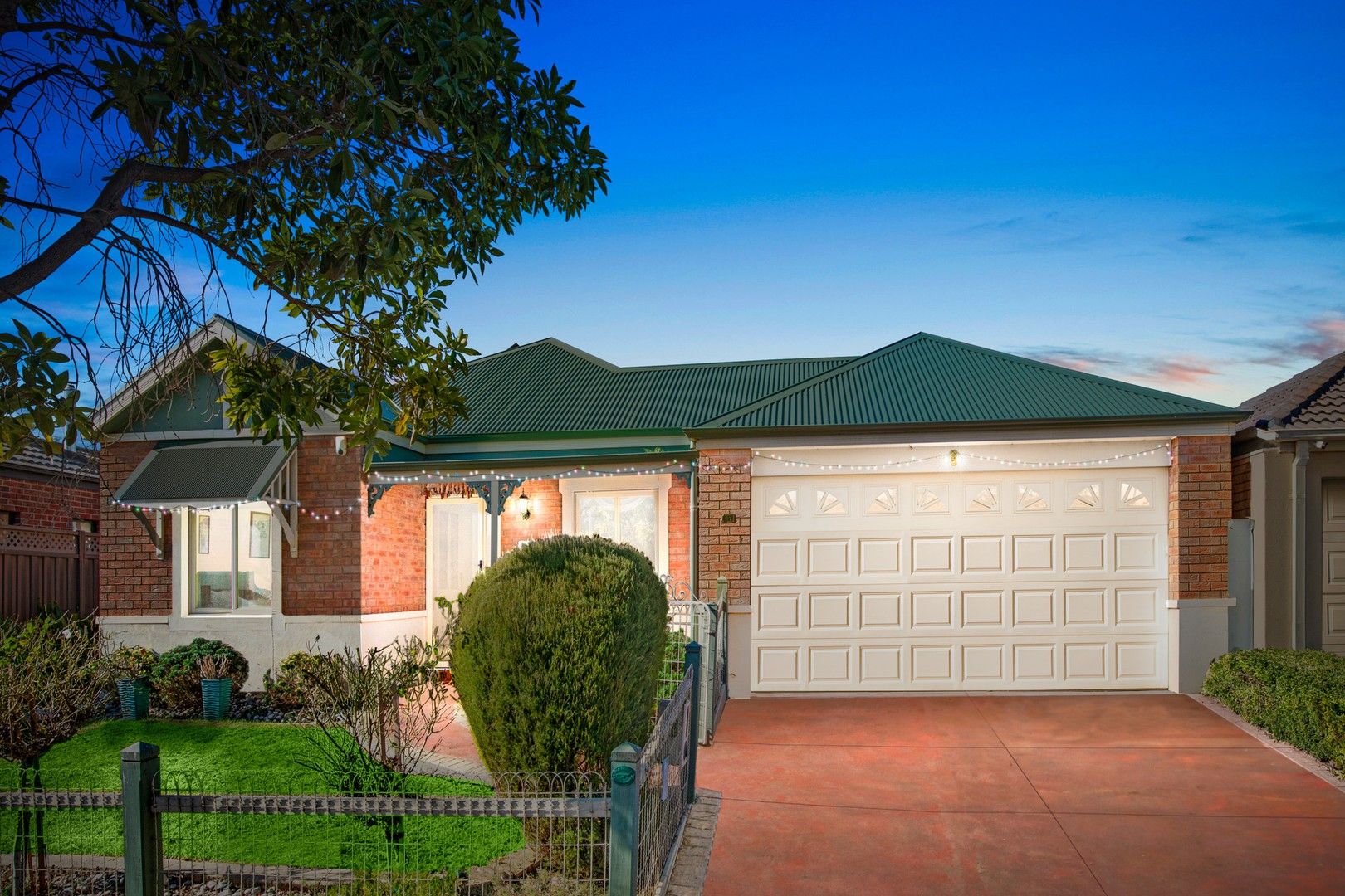 3 bedrooms House in 17 Stringybark Close MANOR LAKES VIC, 3024