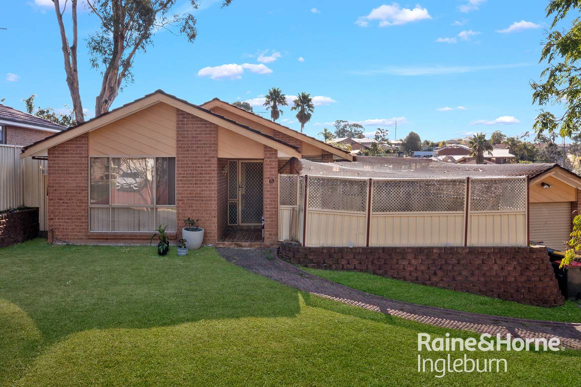 Picture of 63 Donalbain Circuit, ROSEMEADOW NSW 2560