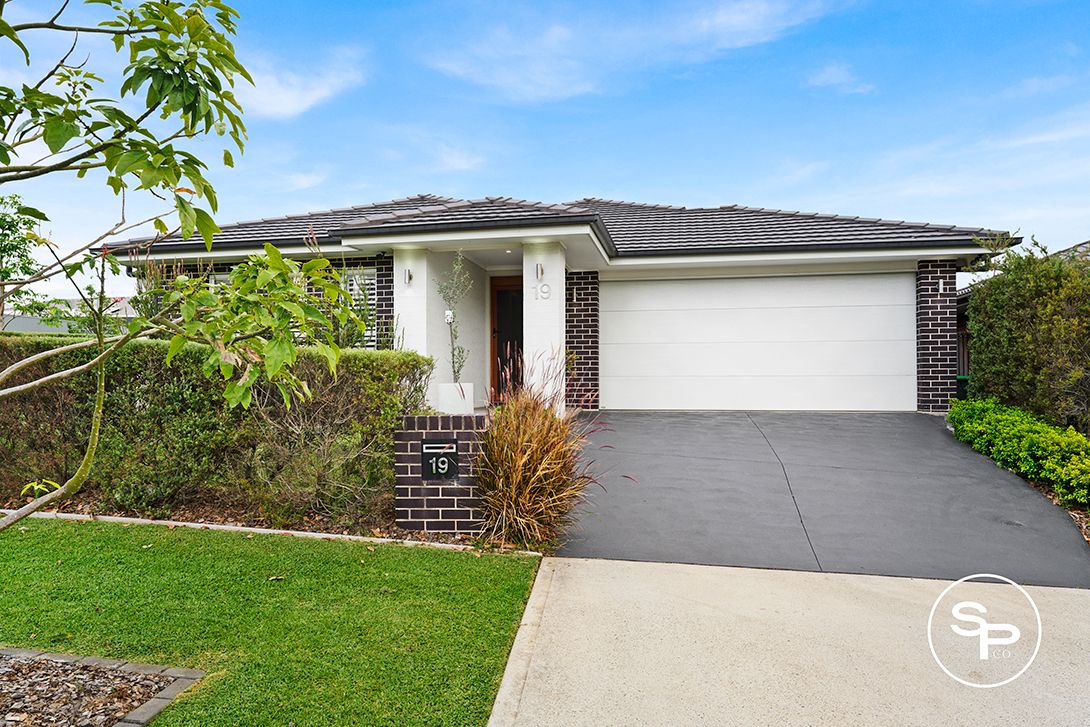 4 bedrooms House in 19 Kenway St ORAN PARK NSW, 2570