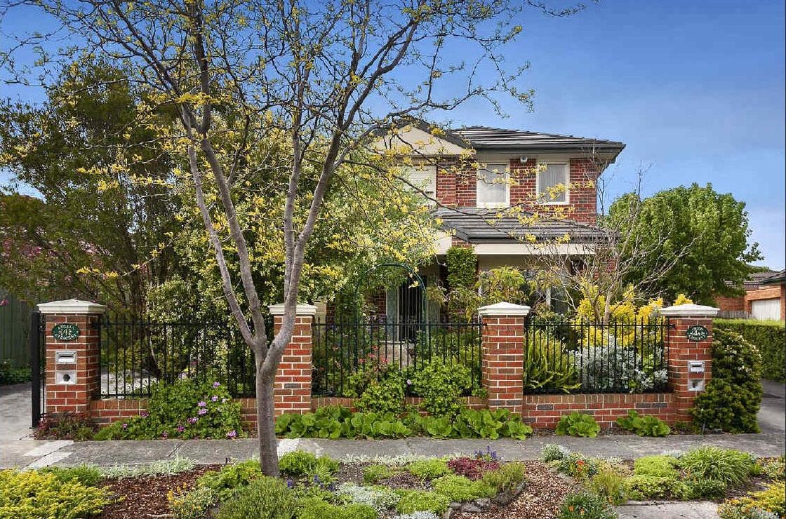 4 bedrooms Townhouse in 4 Amelia Crescent DONCASTER EAST VIC, 3109