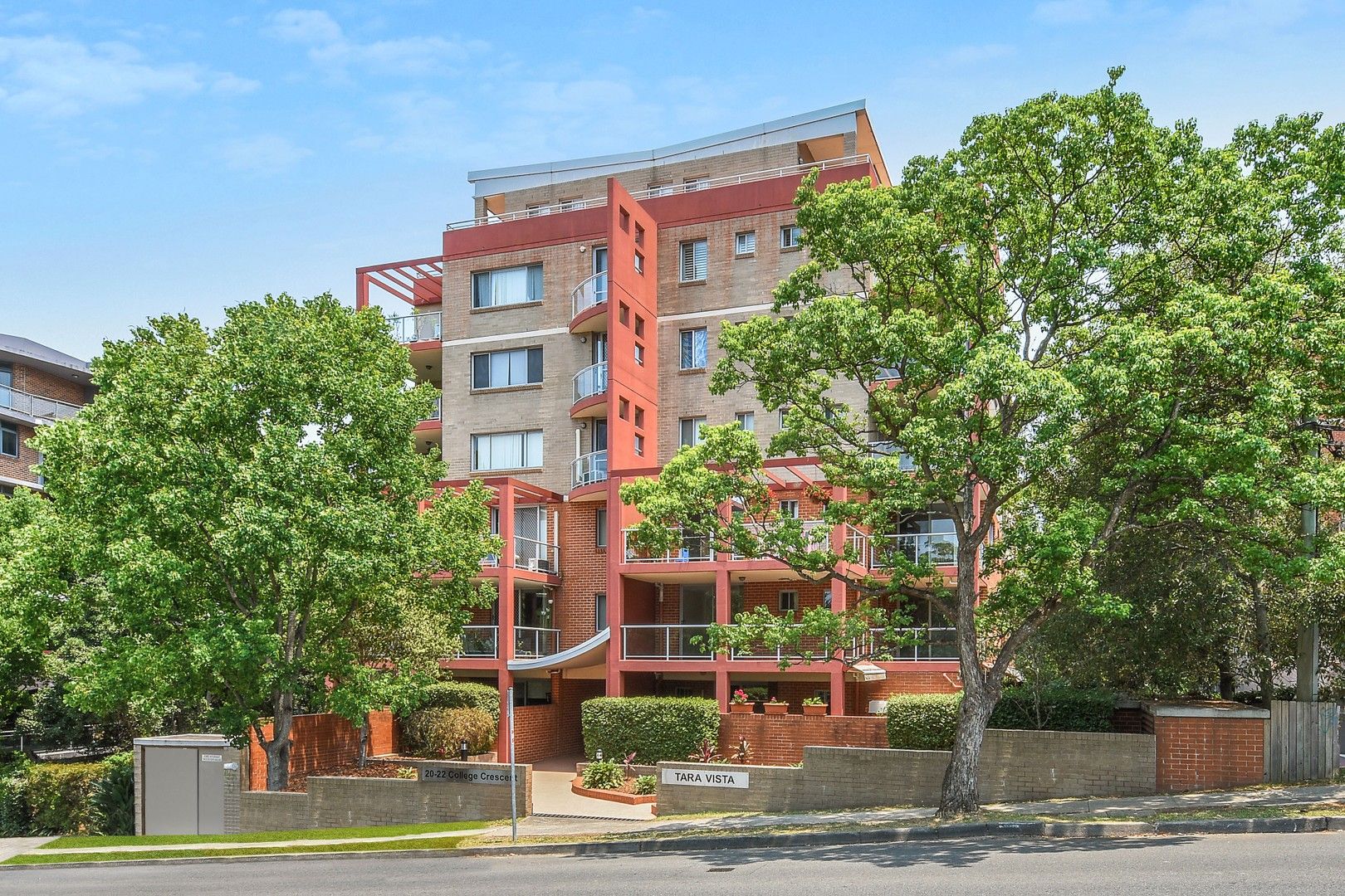 2 bedrooms Apartment / Unit / Flat in 10/20-22 College Crescent HORNSBY NSW, 2077