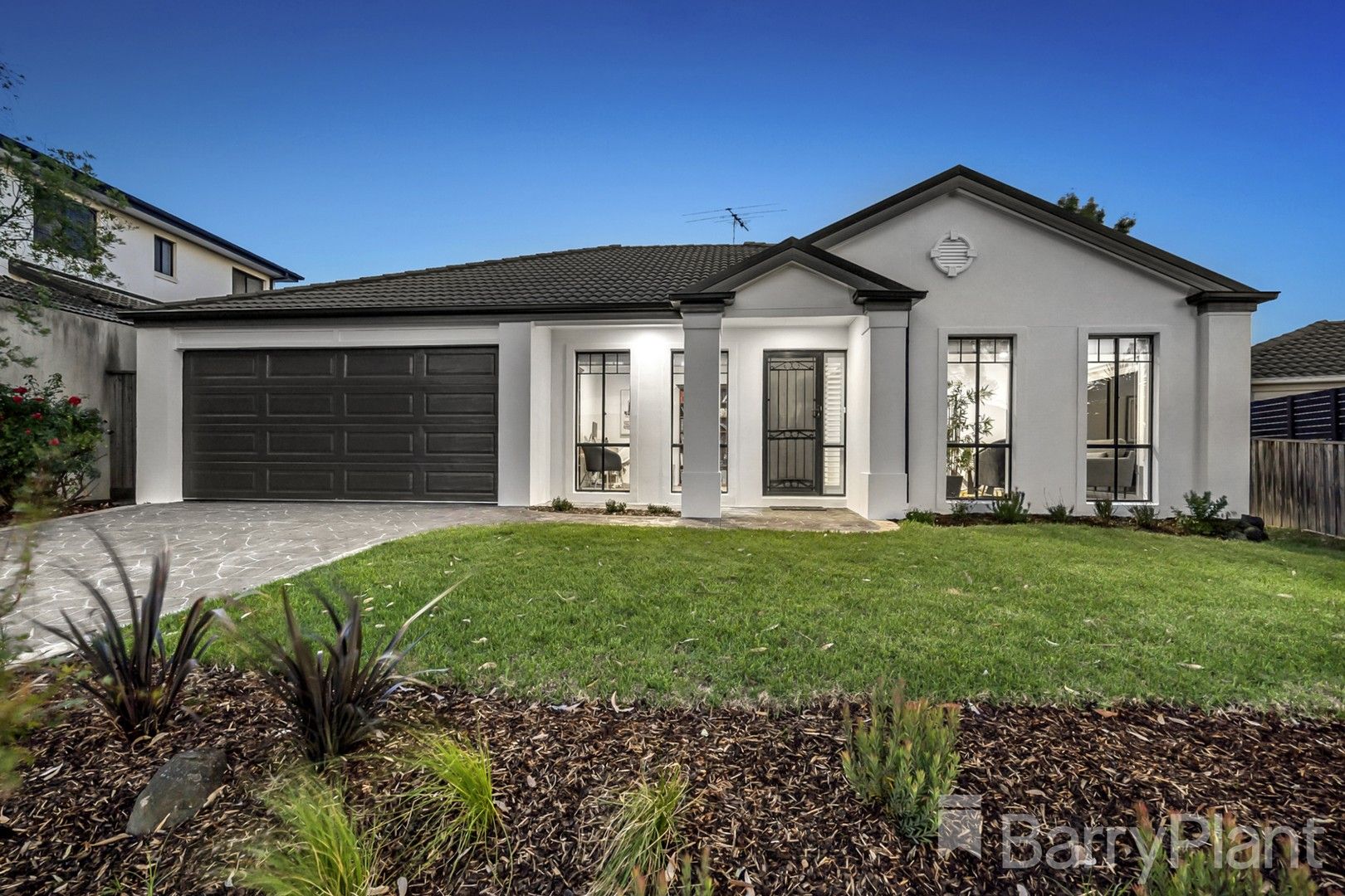 4 bedrooms House in 10 Vitis Drive BUNDOORA VIC, 3083