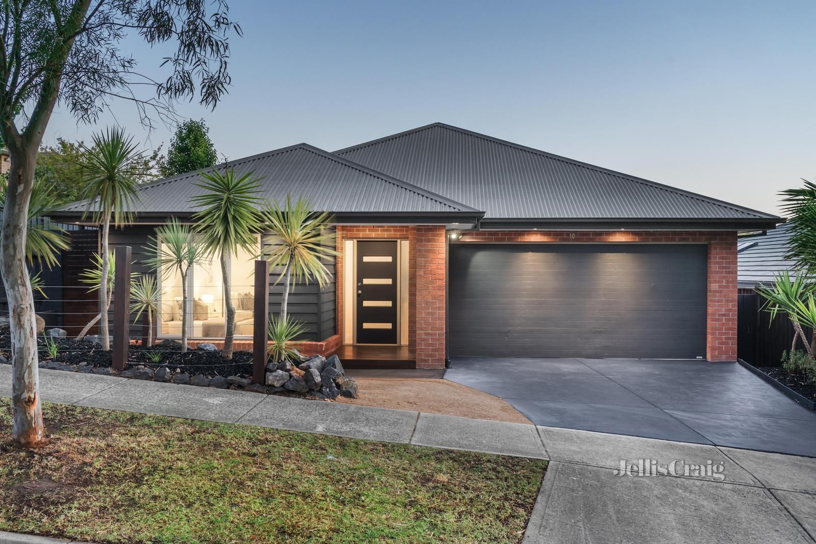 3 bedrooms House in 10 Besra Drive DOREEN VIC, 3754