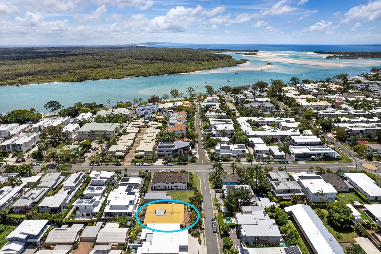 6 bedrooms House in 23 Edward Street NOOSAVILLE QLD, 4566