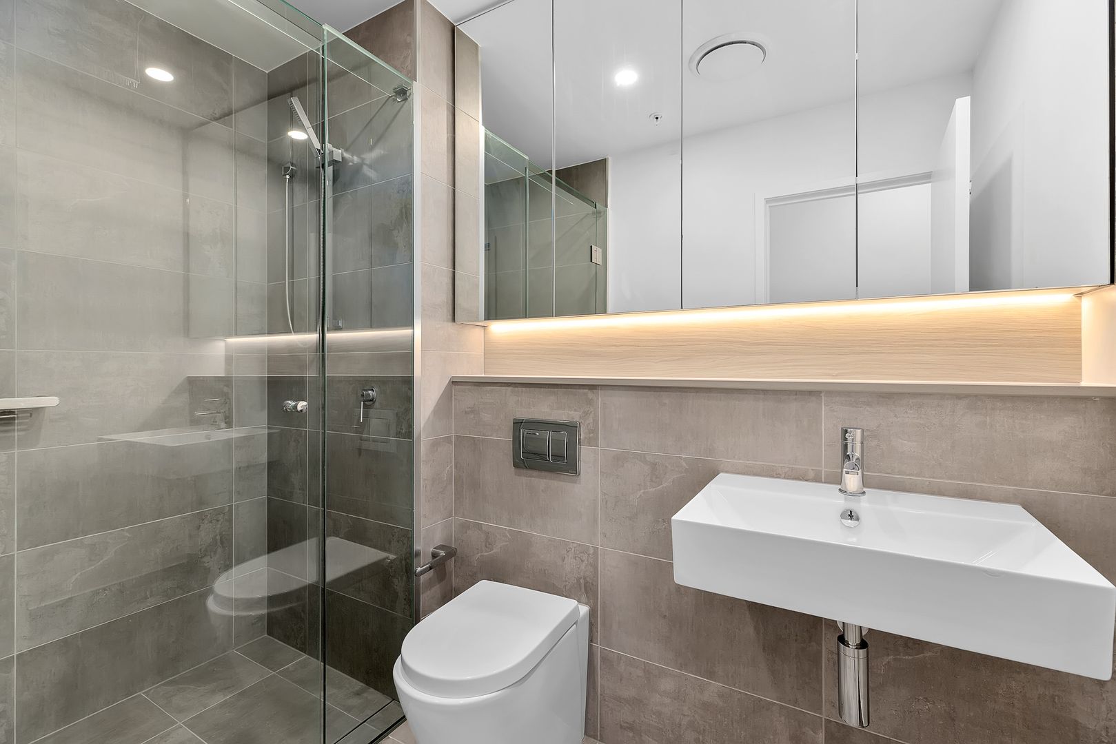 10409/19 Wilson Street, West End QLD 4101 Apartment For Rent 550