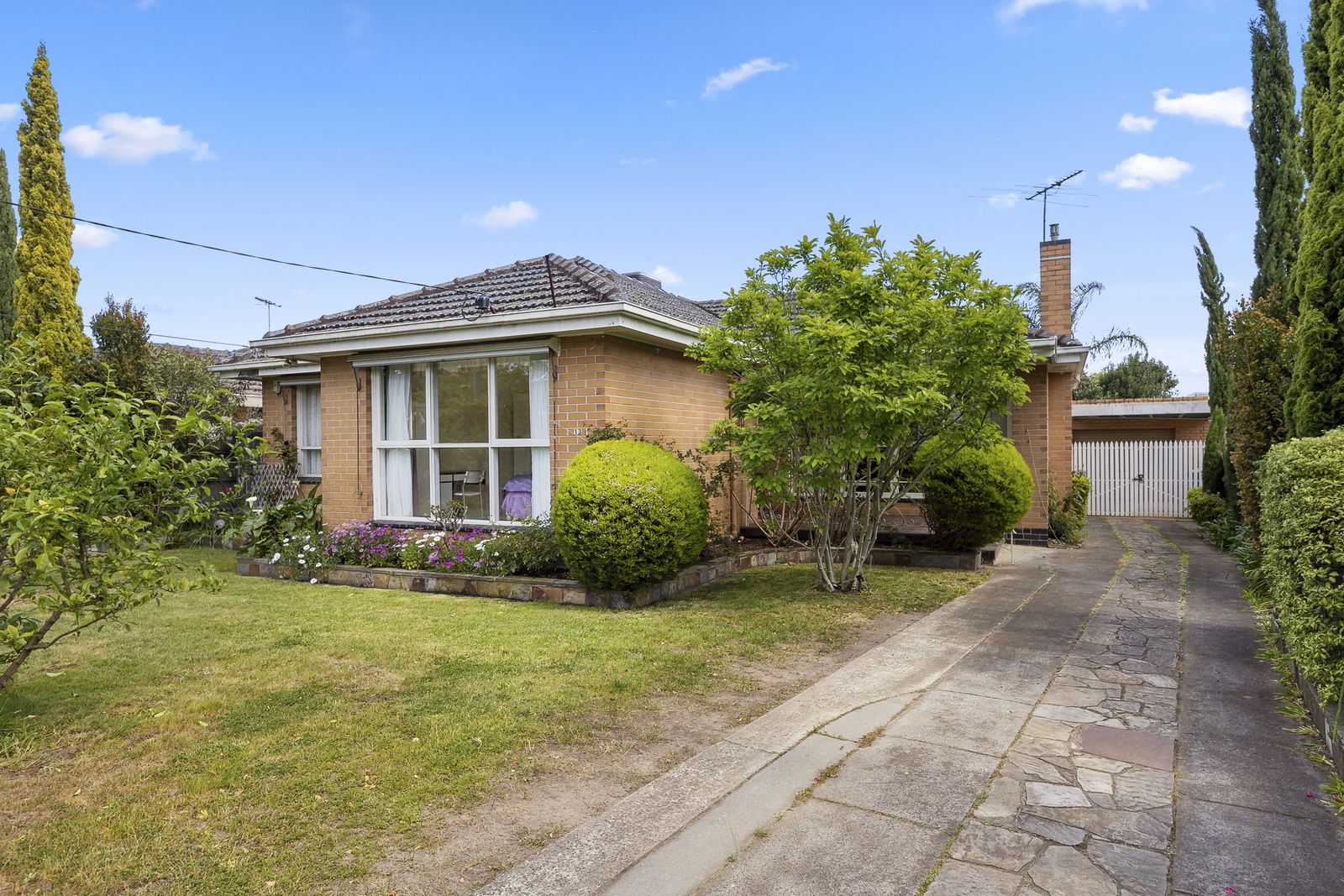 4 bedrooms House in 13 The Outlook GLEN WAVERLEY VIC, 3150