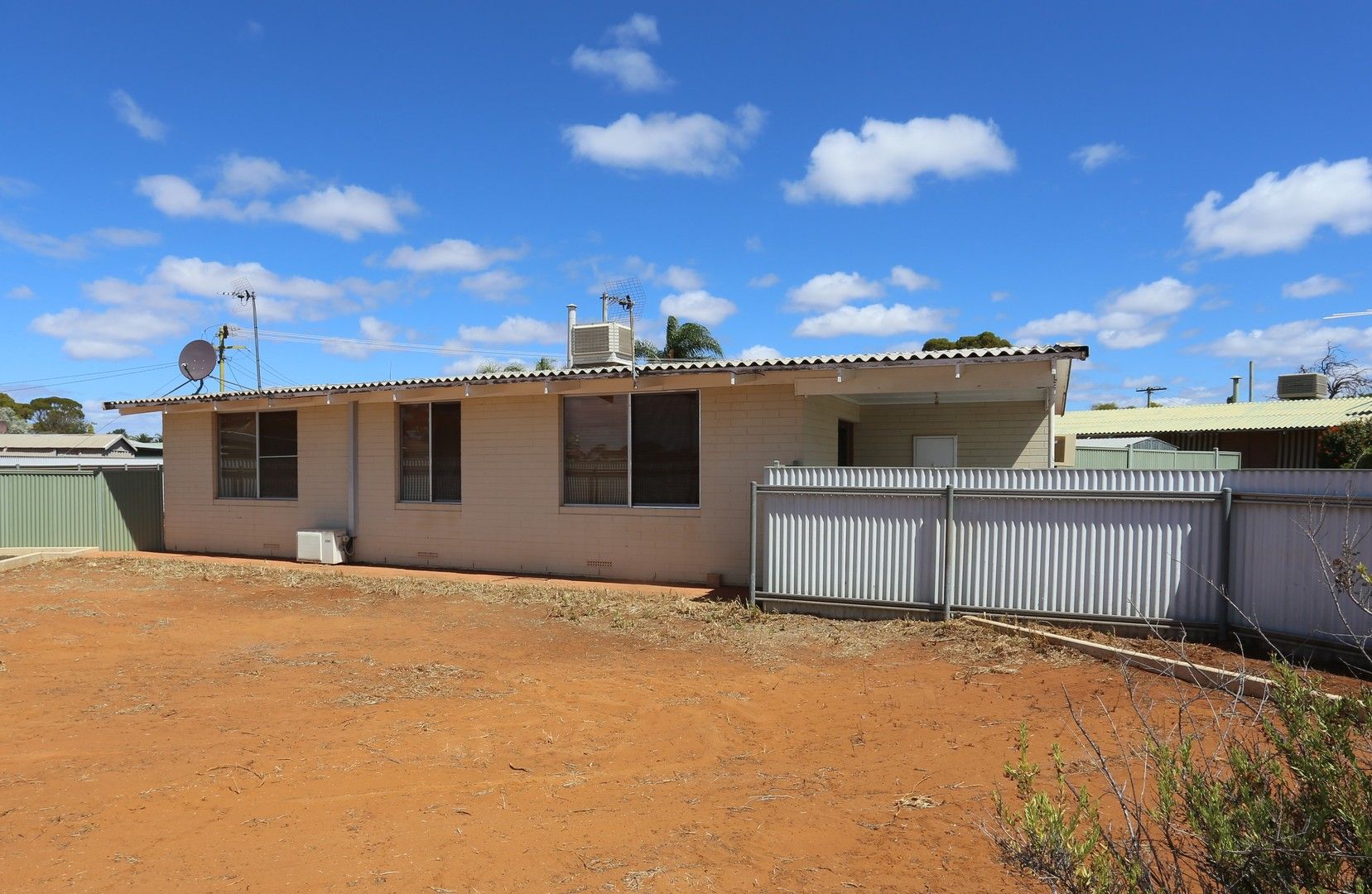 3 bedrooms House in 25 Bluebush Road KAMBALDA WEST WA, 6442