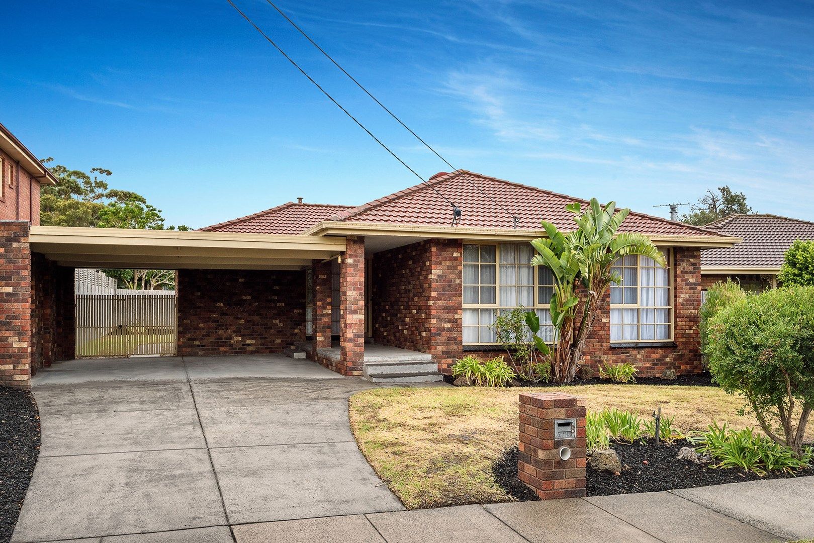 4 bedrooms House in 8 Helen Court CHELTENHAM VIC, 3192