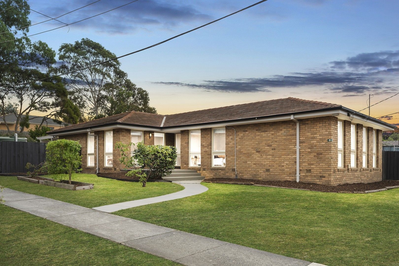 4 bedrooms House in 19 Diamond Avenue GLEN WAVERLEY VIC, 3150