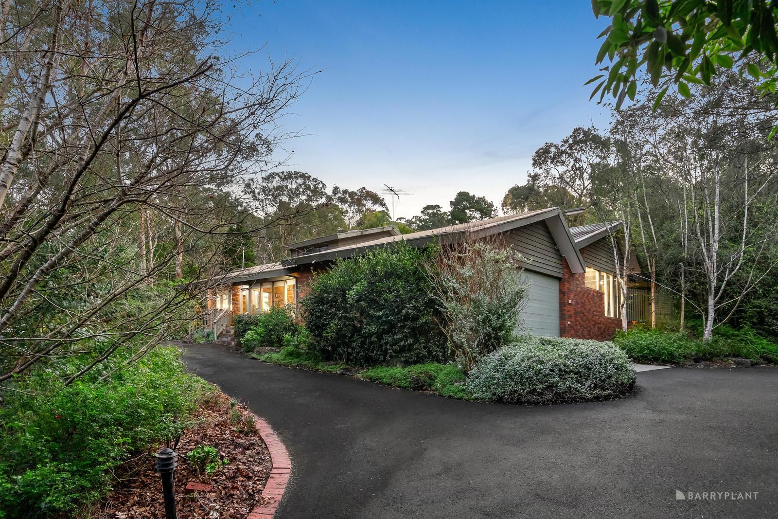 4 bedrooms House in 19 Whitefriars Way DONVALE VIC, 3111