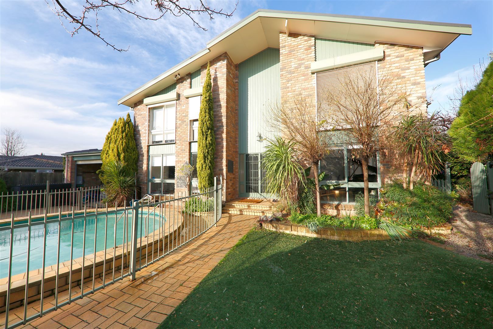 4 bedrooms House in 14 Strand Close GLEN WAVERLEY VIC, 3150