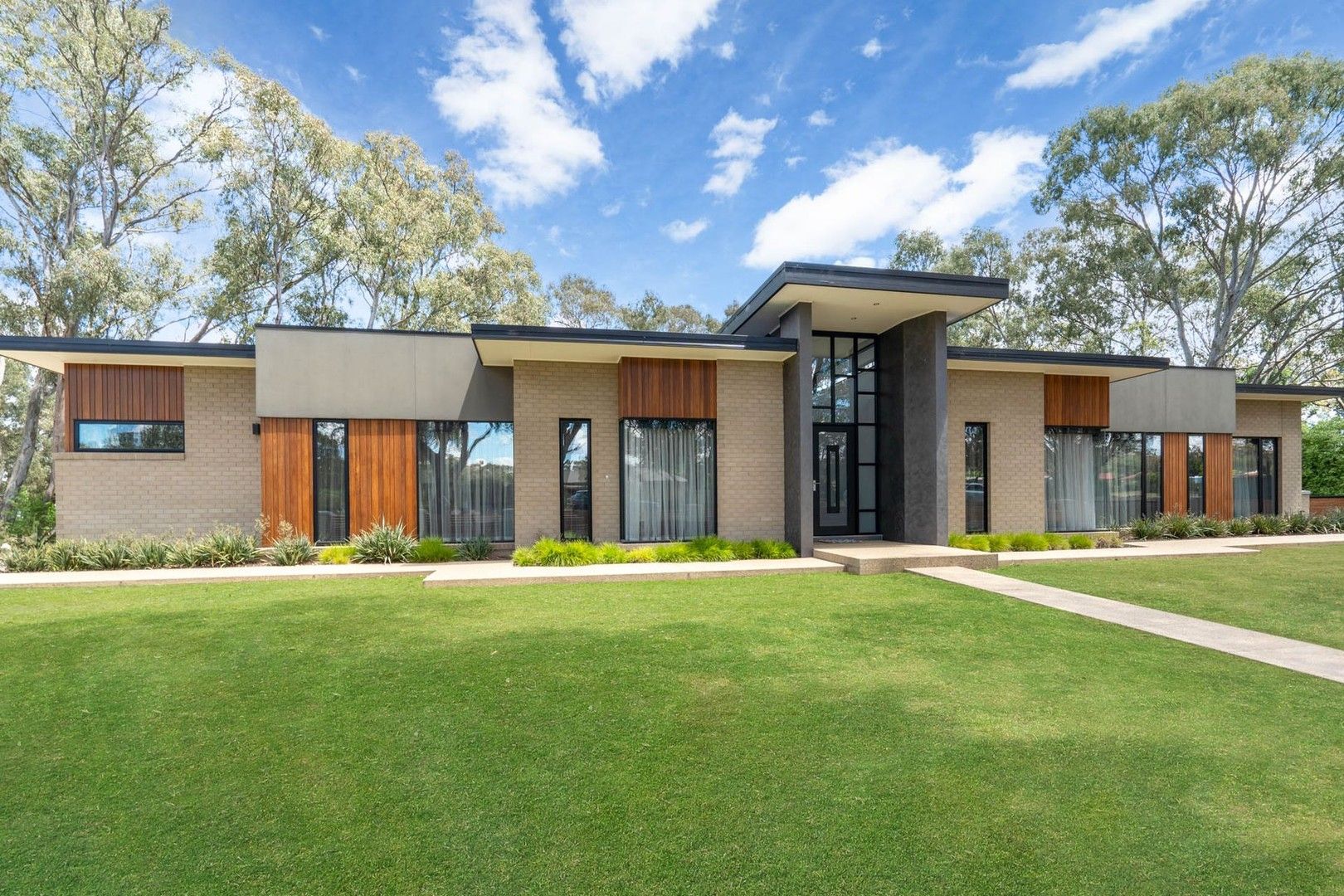 4 bedrooms House in 2-8 Saxby Drive STRATHFIELDSAYE VIC, 3551