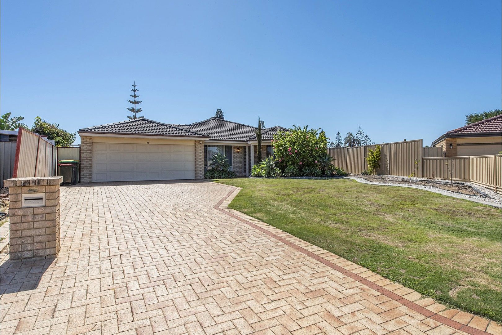 4 bedrooms House in 15 Picardie Place PORT KENNEDY WA, 6172