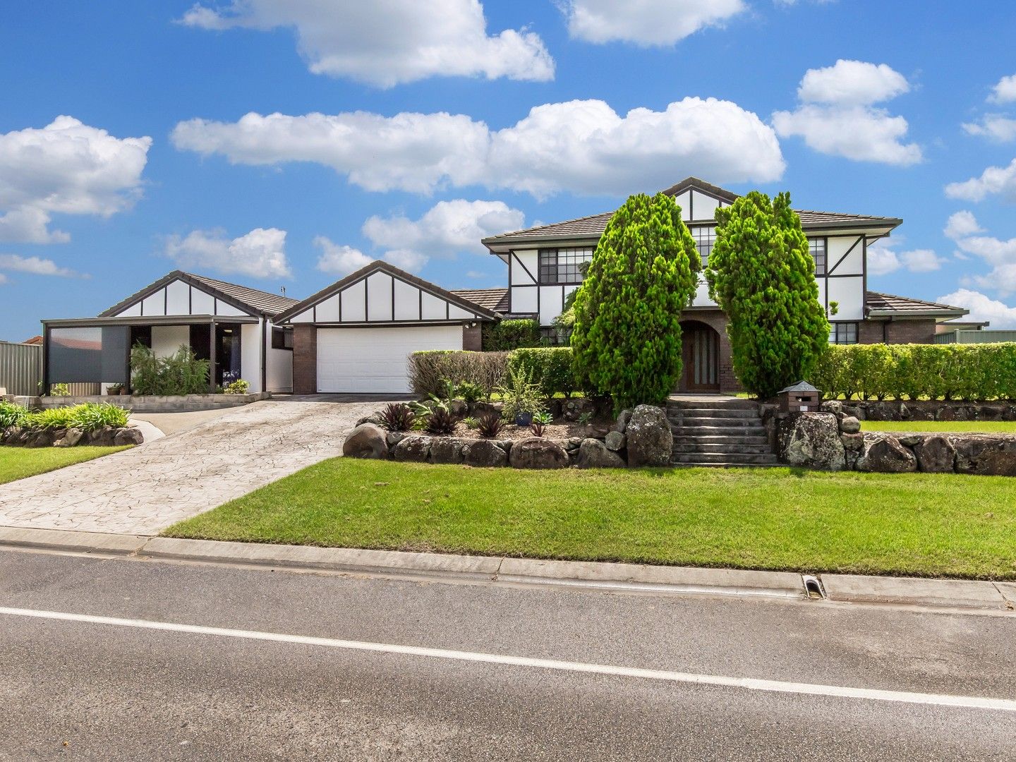 6 bedrooms House in 2 Macallan Street MERRIMAC QLD, 4226