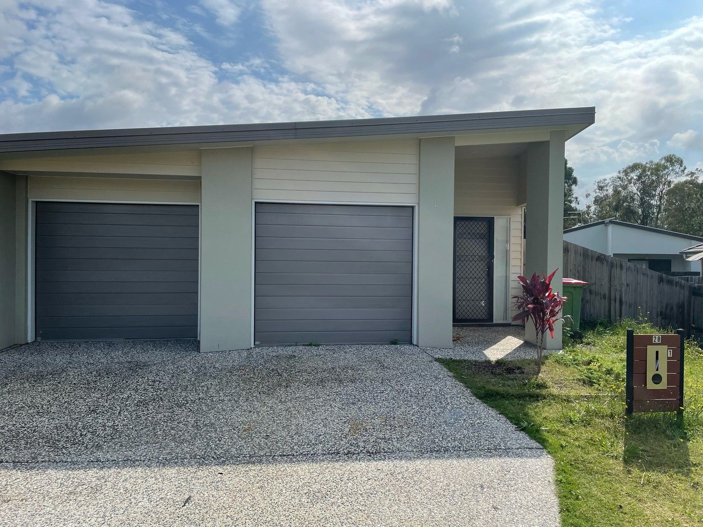 2 bedrooms Semi-Detached in 2/28 Greenpark Drive CRESTMEAD QLD, 4132