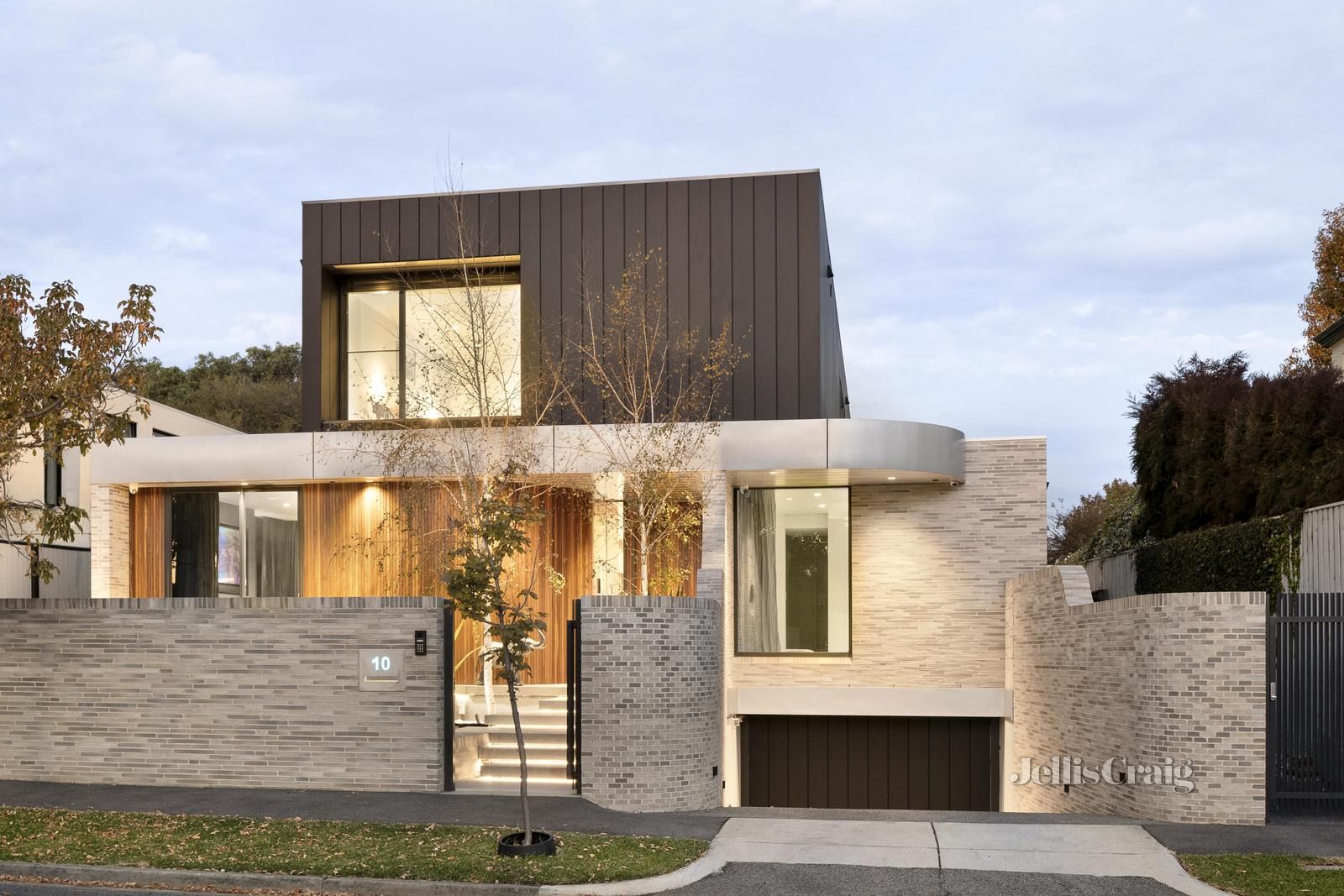 4 bedrooms House in 10 Farleigh Grove BRIGHTON VIC, 3186