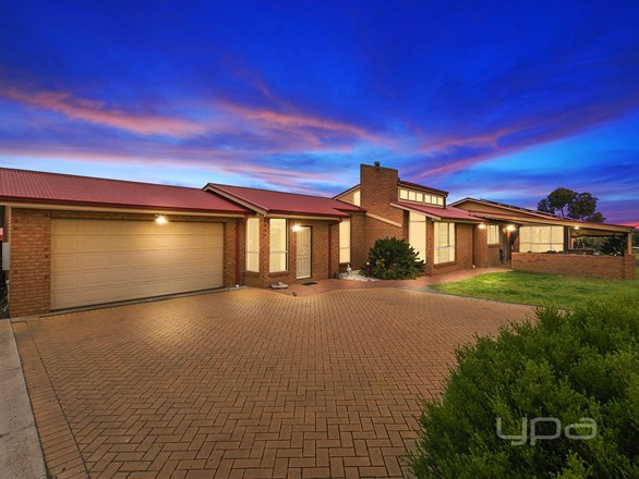 18 Hammond Circuit, Hopetoun Park VIC 3340