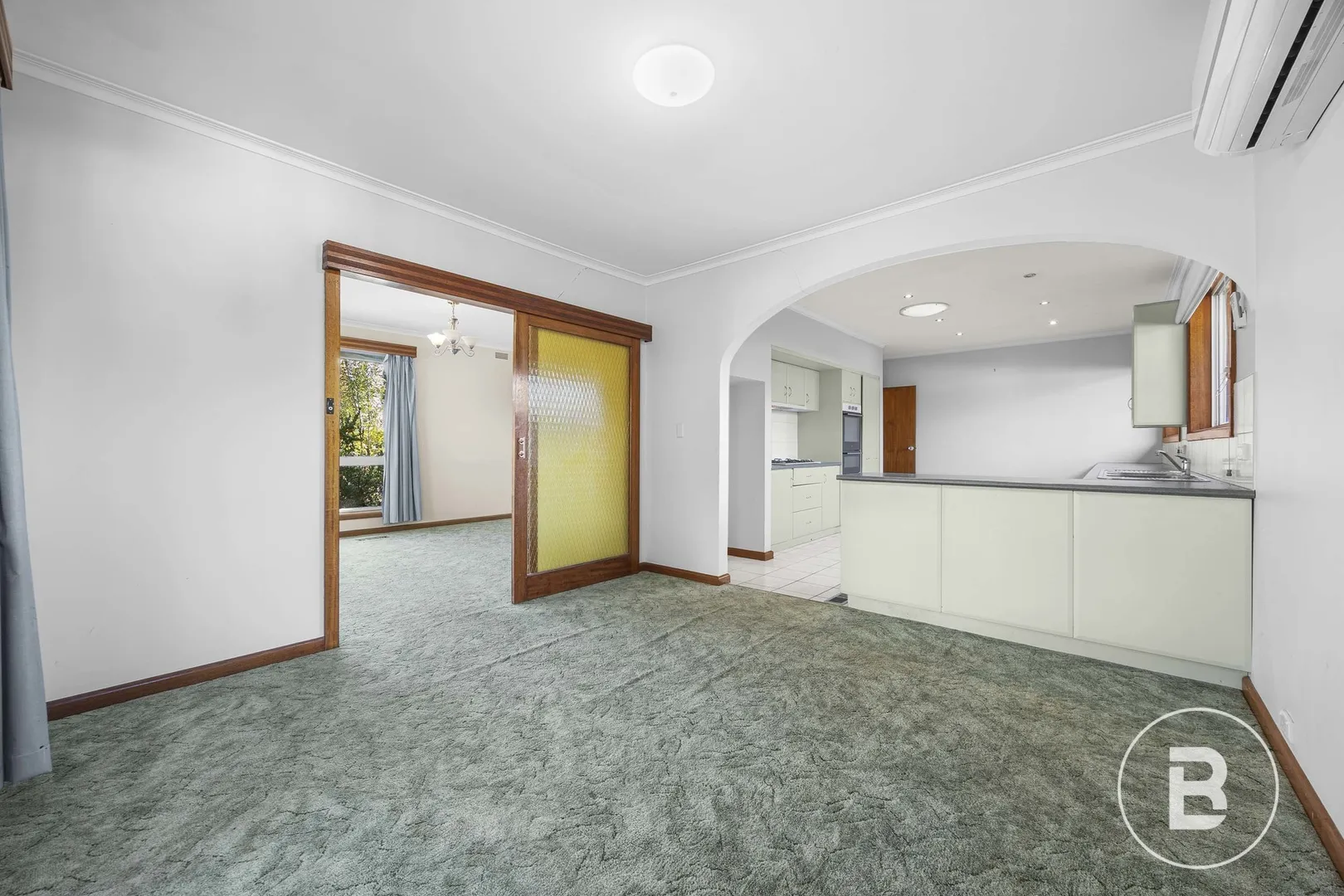 FOUR BEDROOM BRICK HOME BETWEEN LAKE AND BALLARAT GRAMMAR - View 3