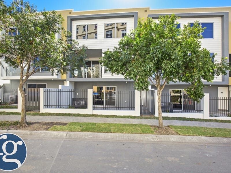 2 bedrooms Townhouse in 41/2 Town Centre Close CARRARA QLD, 4211