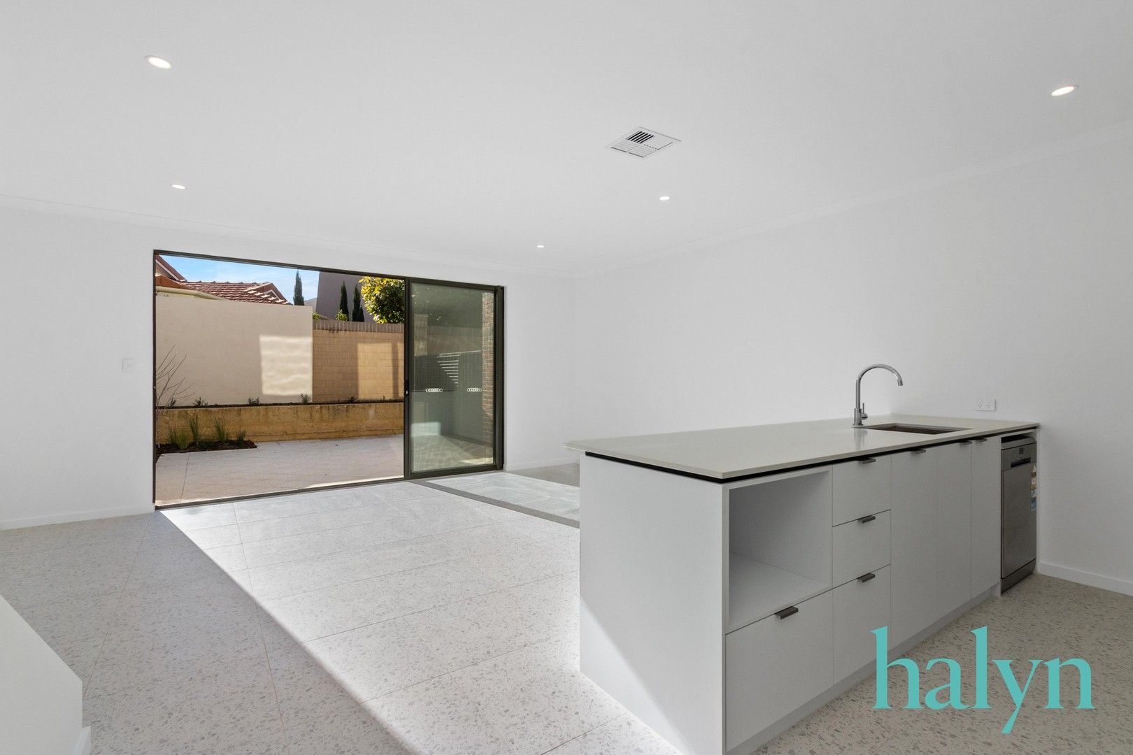 3 bedrooms Townhouse in 19 Penzance Circuit GLENDALOUGH WA, 6016