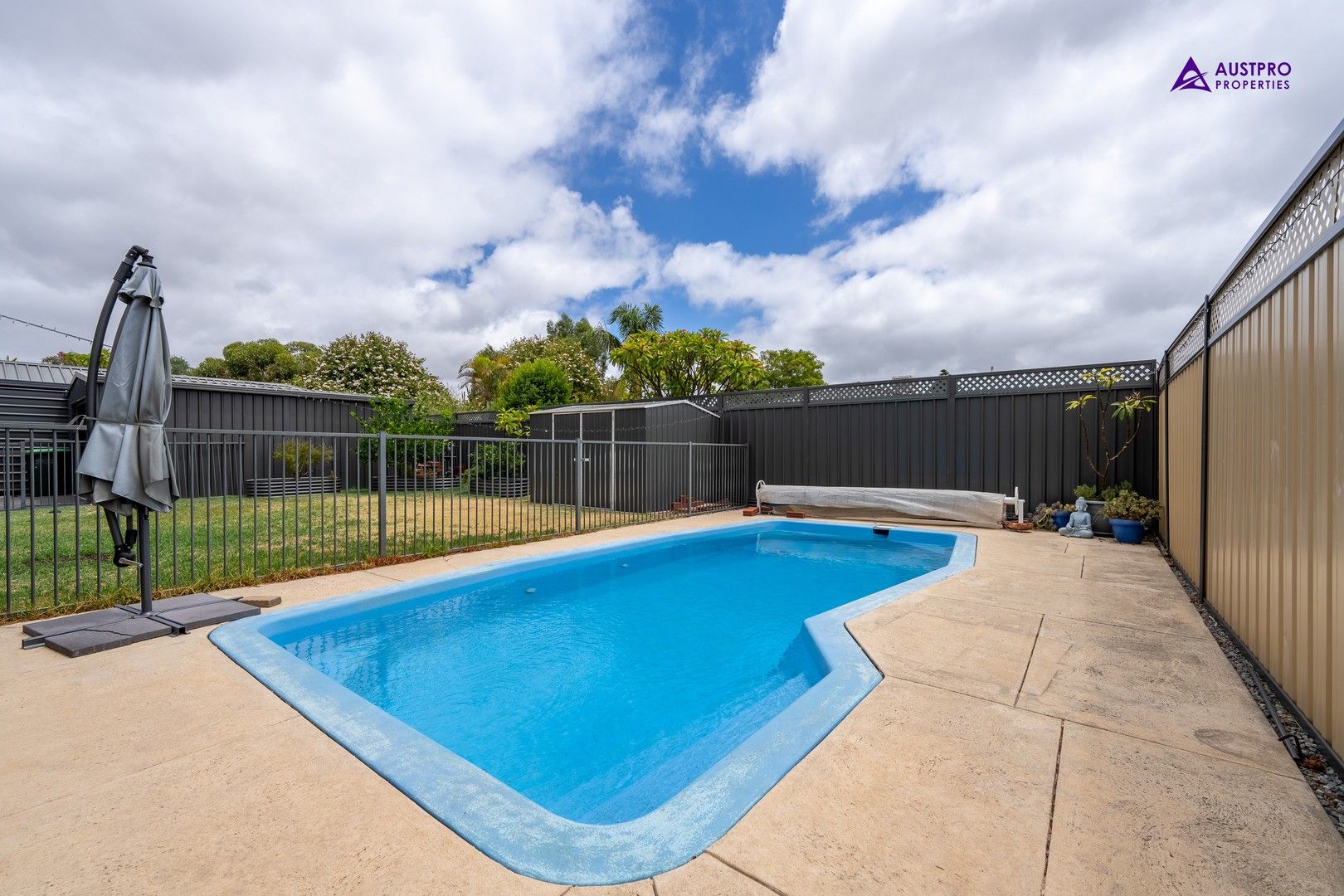 4 bedrooms House in 76 Lyrebird Way THORNLIE WA, 6108